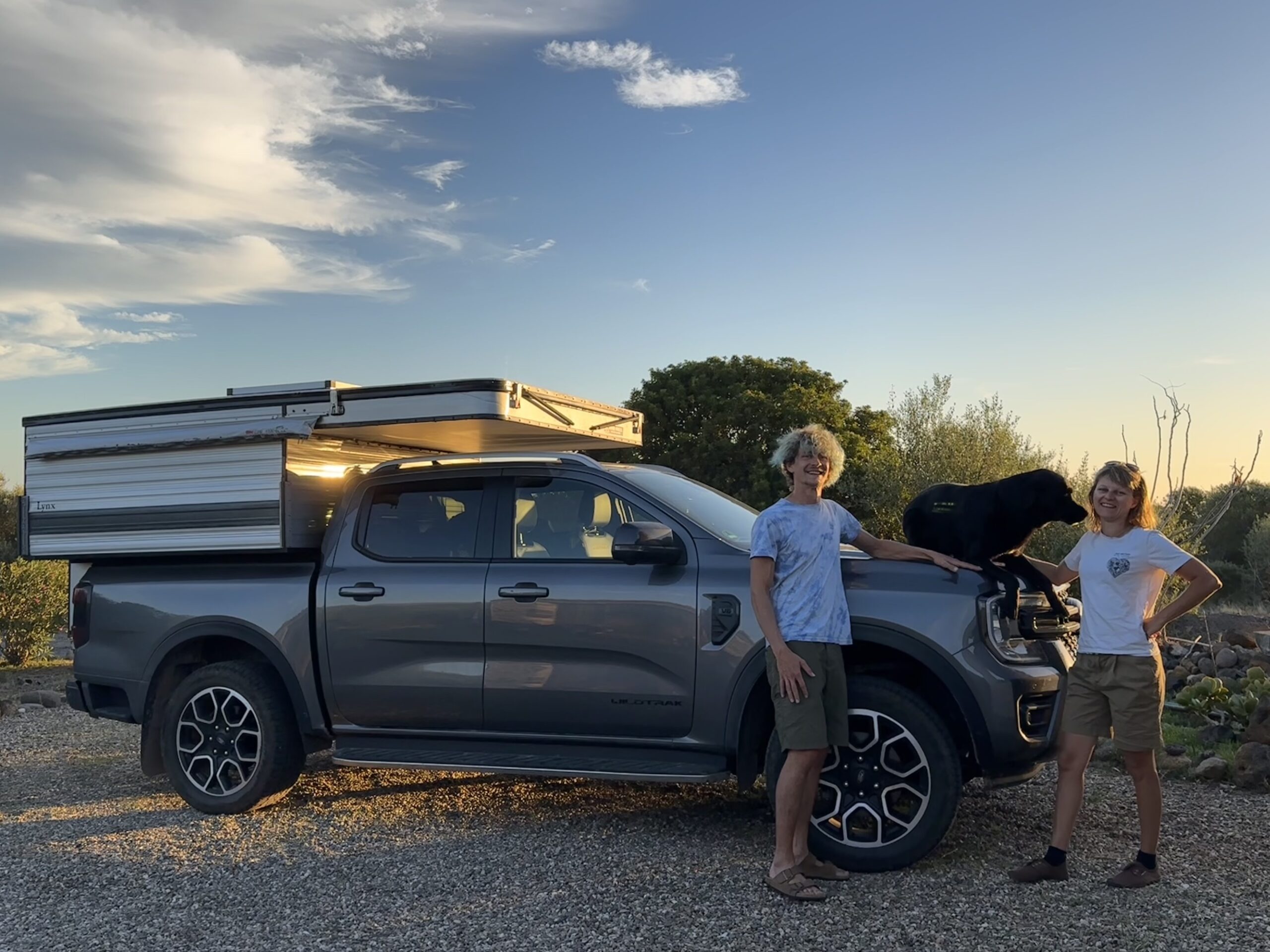 Anna und Dennis Köhler vor ihrem Camper mit Hund Cosmo